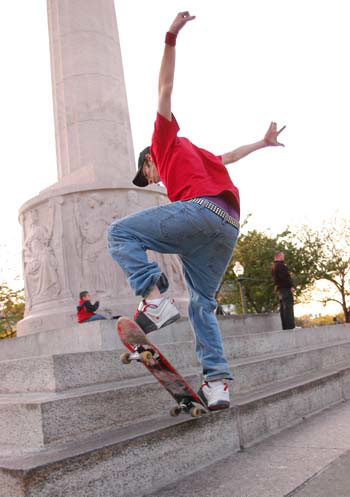 Skating om the Logan Square monument